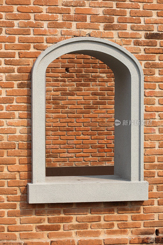 砖砌的拱形窗户