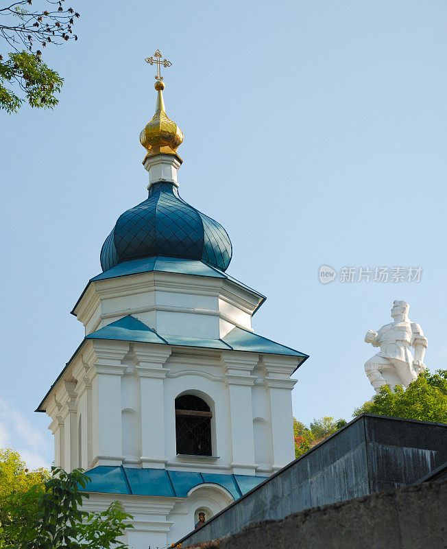 教堂钟楼和立体派雕塑，乌克兰