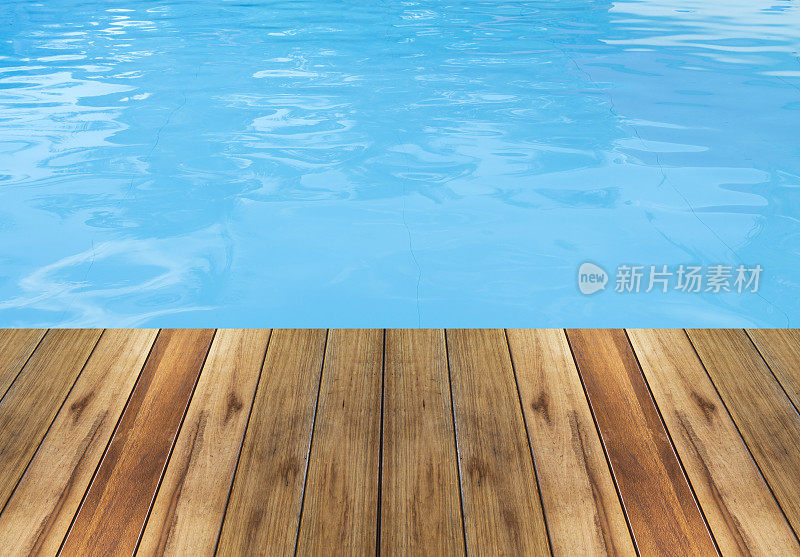 游泳池和木制甲板是理想的背景