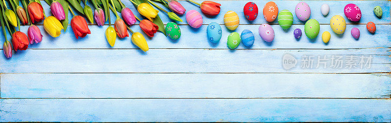 复活节背景装饰彩蛋和郁金香