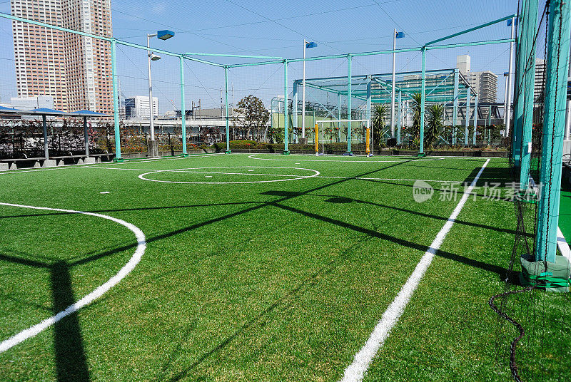 五人制球场在一个公共户外公园有人造草皮