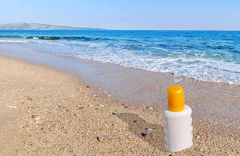 海滩上的防晒霜瓶子