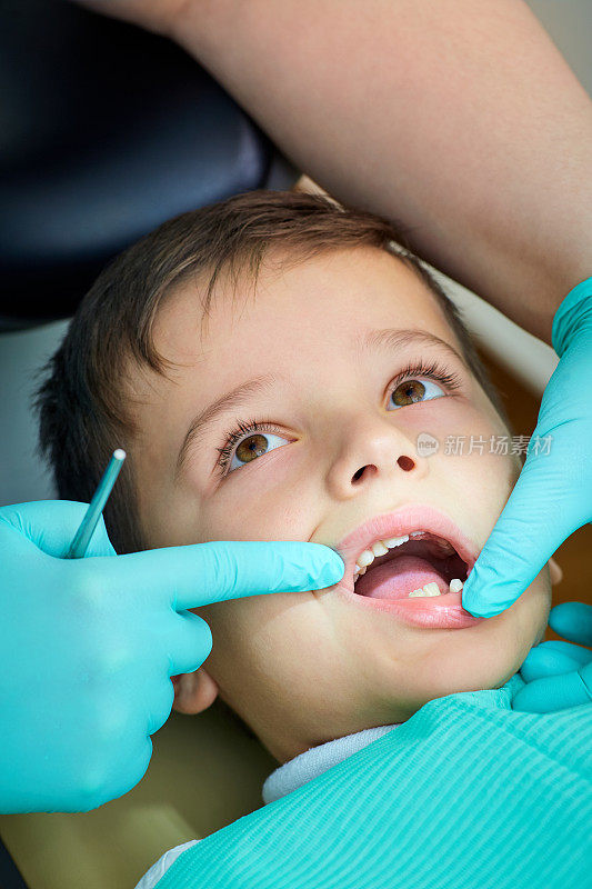 牙医接待处的小男孩张开了嘴巴