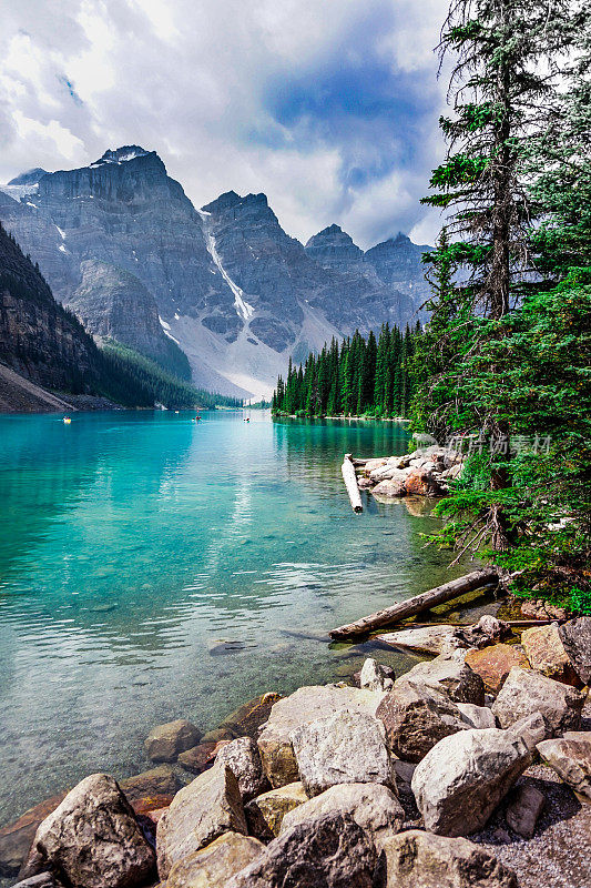 湖，山谷和雪山在加拿大落基山脉