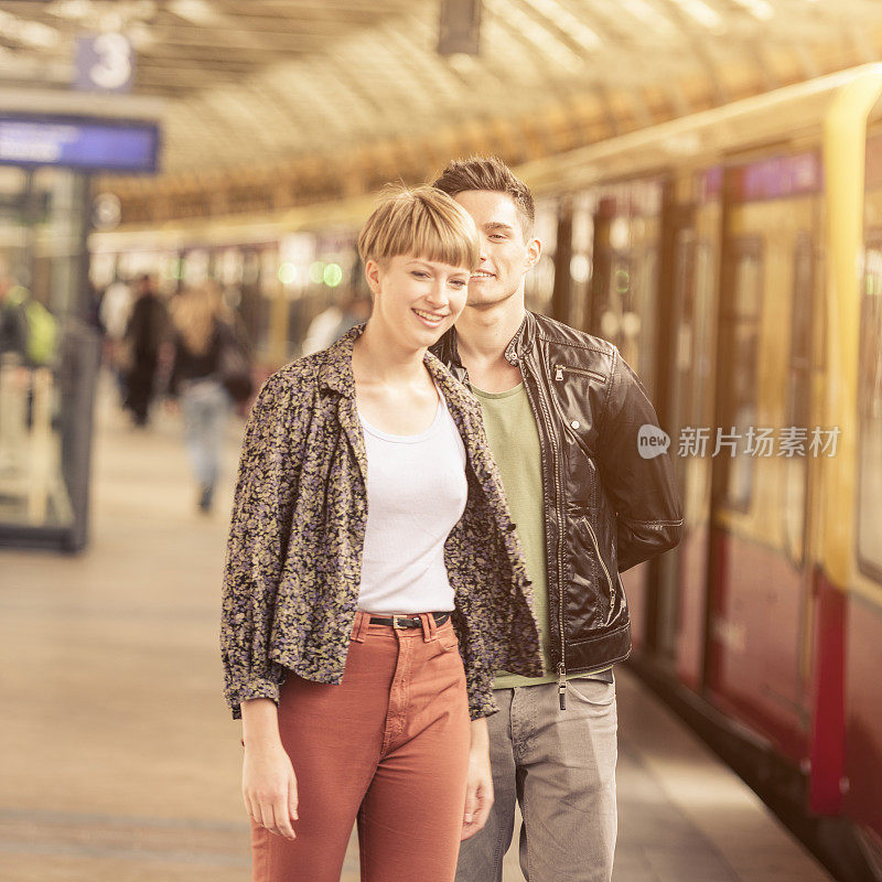 一对在柏林等火车的年轻情侣