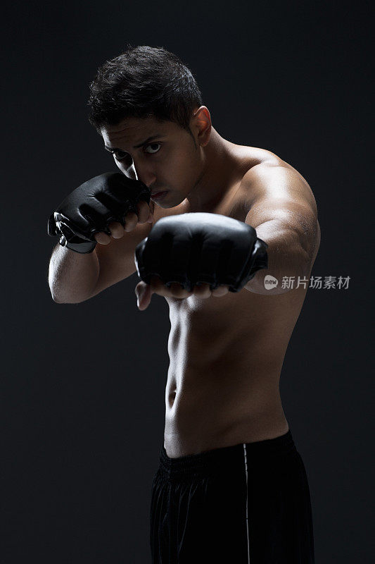 影中的亚洲印度青年拳击手肖像