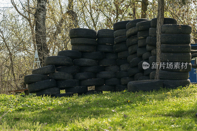 旧汽车轮胎堆在后院