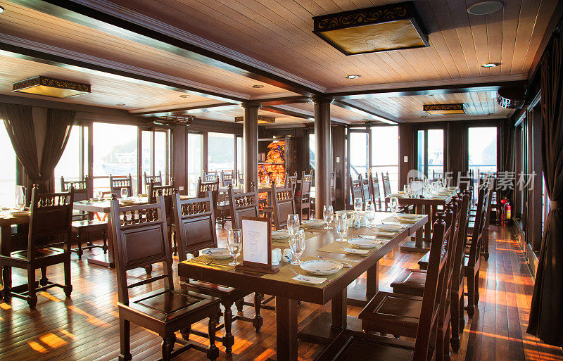 越南游轮上的硬木餐厅
