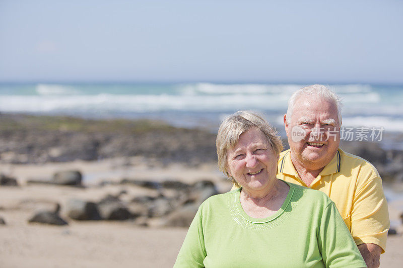 老年情侣在海滩拥抱