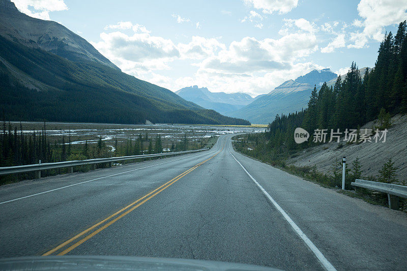 加拿大落基山脉的一条山路