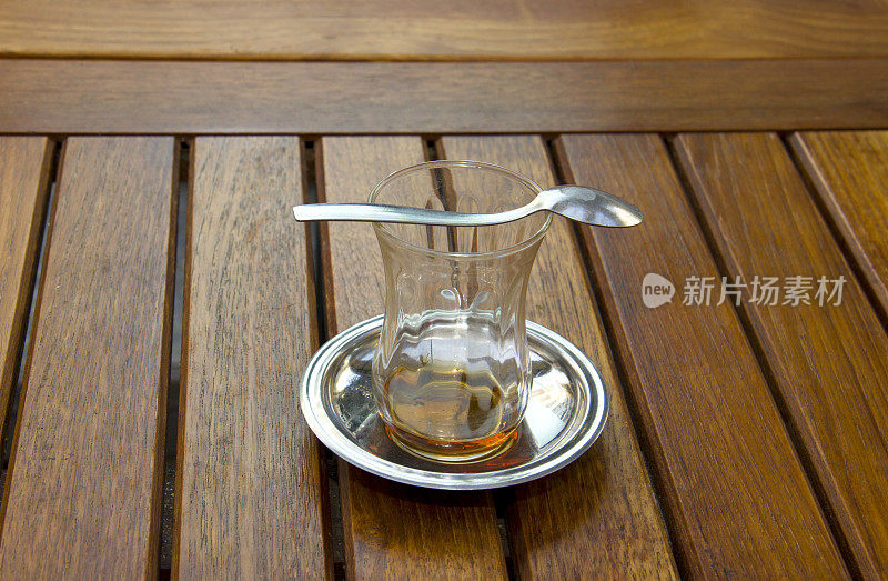 传统土耳其茶的玻璃和盘子放在一起