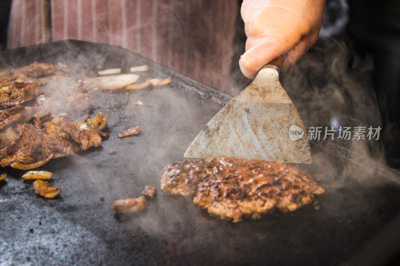 男性厨师烹饪铁板烧