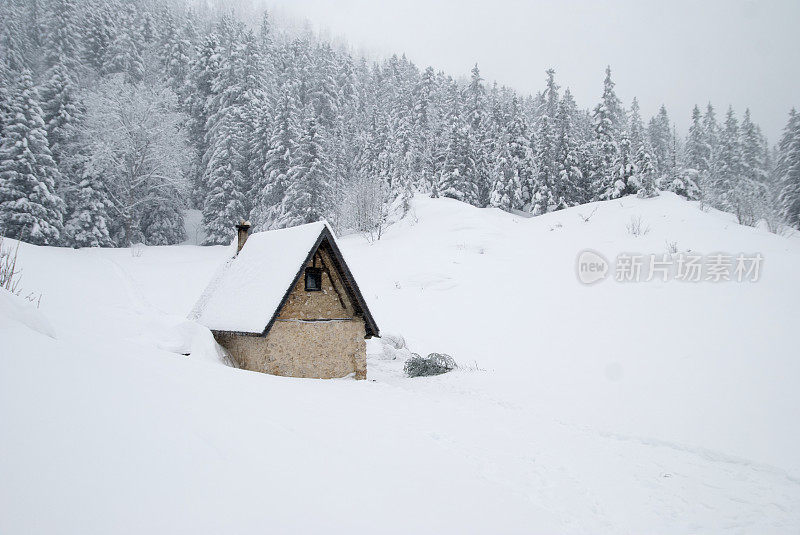 冰雪景观中的冬季小屋