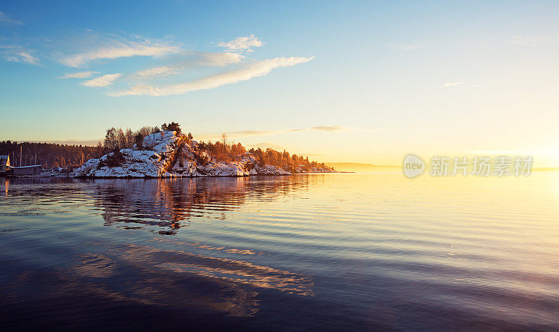 12月日落和小岛，挪威奥斯陆峡湾