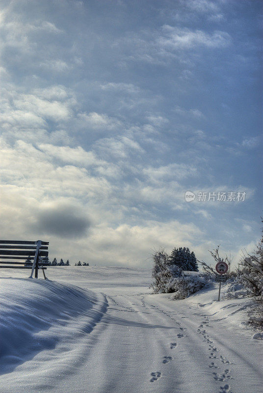 粉雪路冬季景观