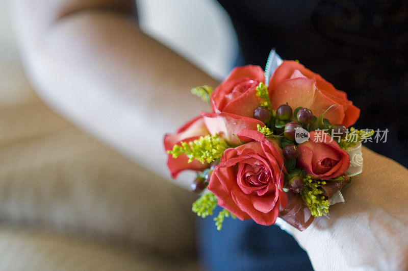 新娘的伴娘在婚礼上佩戴玫瑰胸花