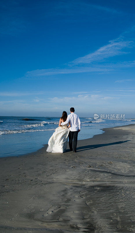 海滩上的新婚夫妇