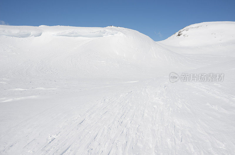 约敦海曼山脉的越野滑雪道