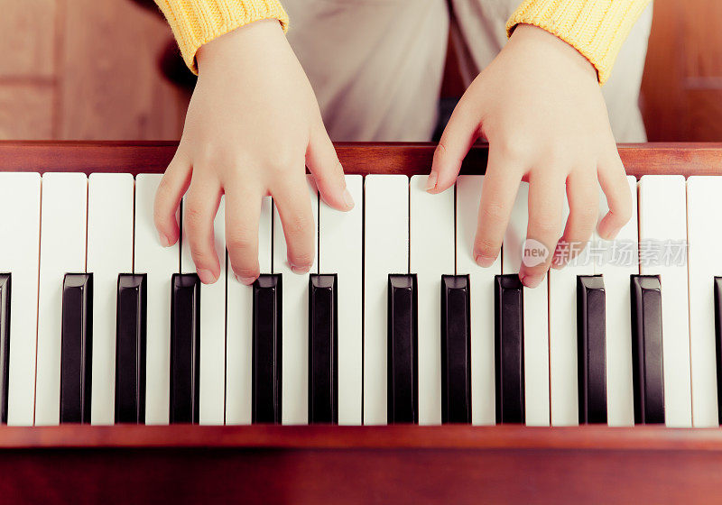 弹钢琴(孩子的手)