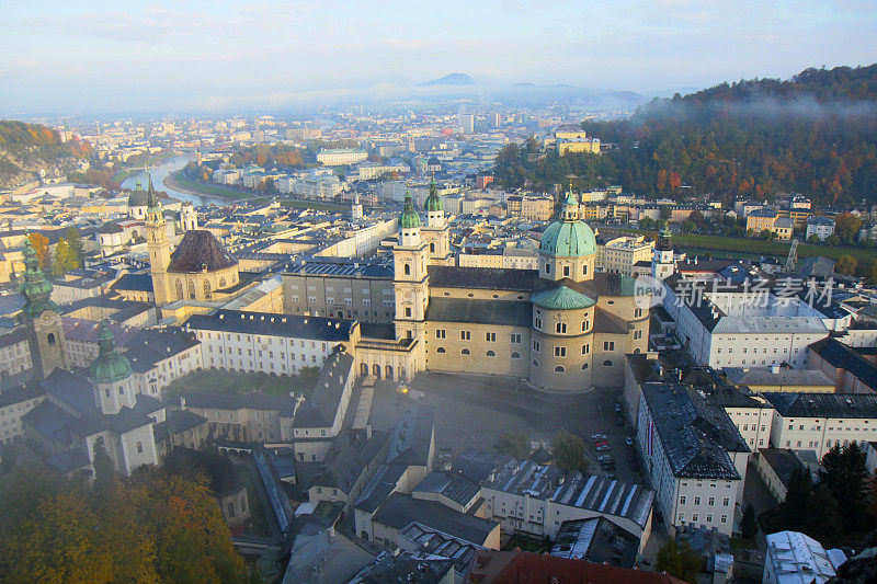 奥地利，日出时从萨尔斯堡上空俯瞰