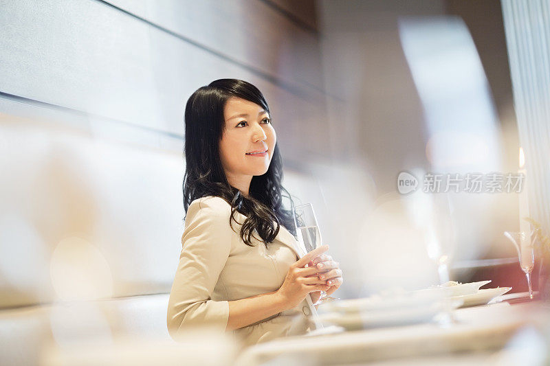 餐馆里的女人