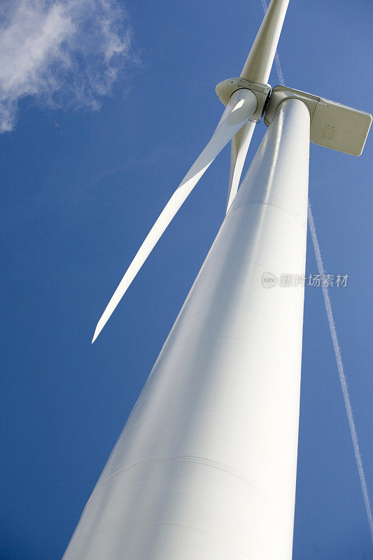 风力涡轮机发电站从下面衬托出一片蓝天