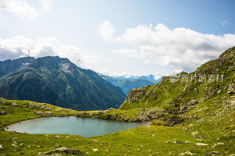 山湖全景