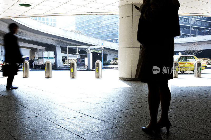 在新宿车站等车的女人。