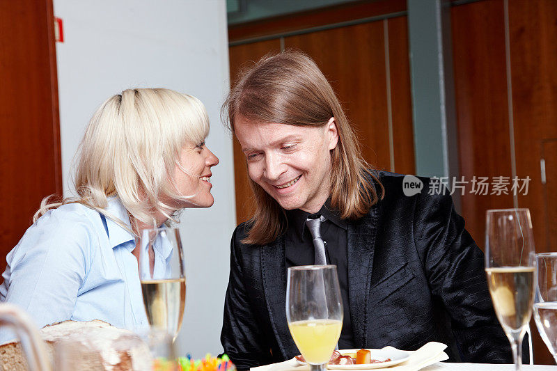 商人和女商人在会议自助餐上分享一个秘密