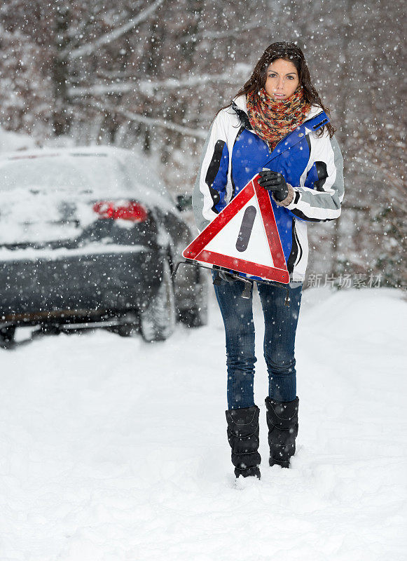 冬季汽车故障，女人警告三角，暴风雪