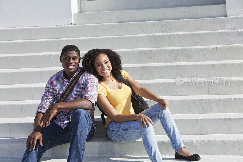 非裔美国青少年情侣