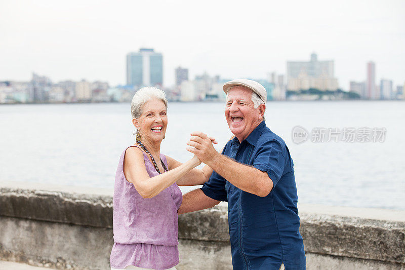 高年级情侣在海边跳舞