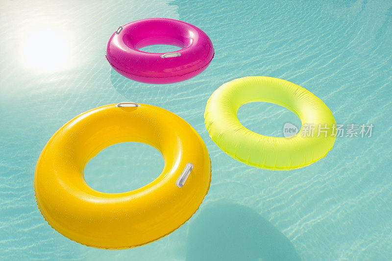 在度假村游泳池漂浮的充气环