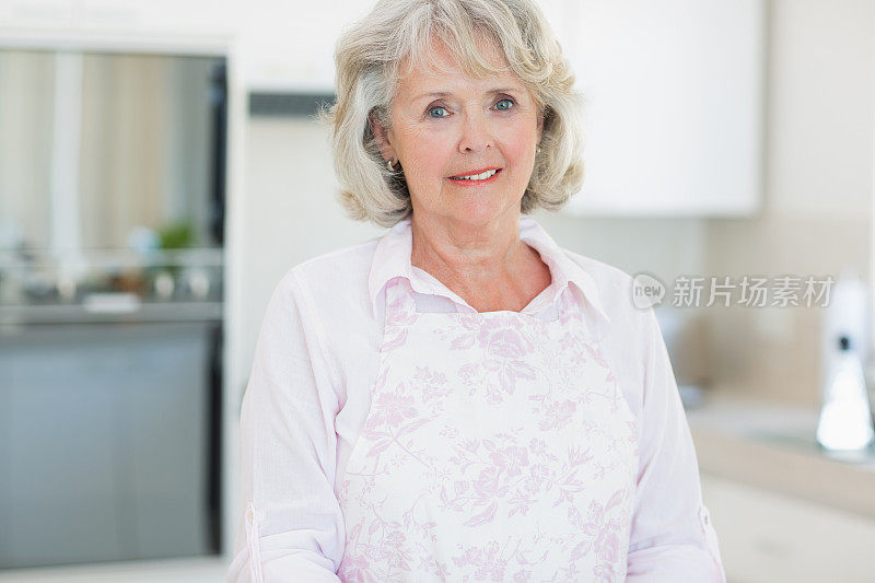 一个高级女人在厨房里的画像