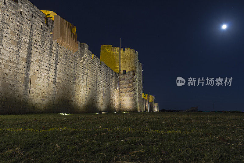 艾格斯-莫特斯-卡玛格古城墙夜景