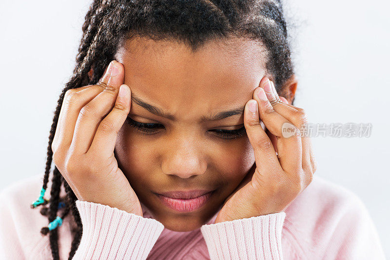 非裔美国女孩头痛。
