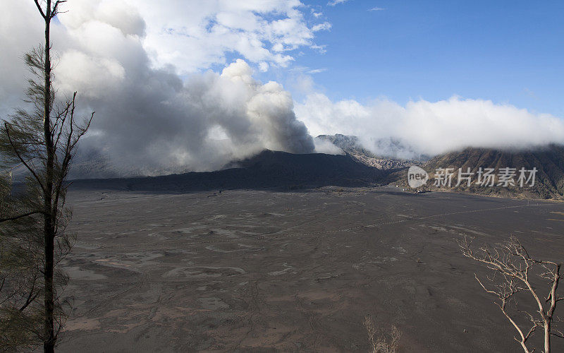 布罗莫火山2011年喷发