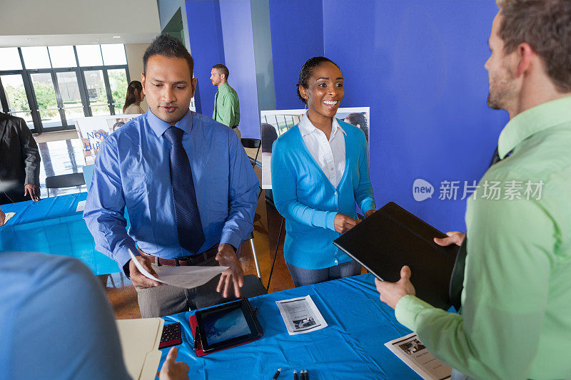 人们在招聘会上面试未来的雇员