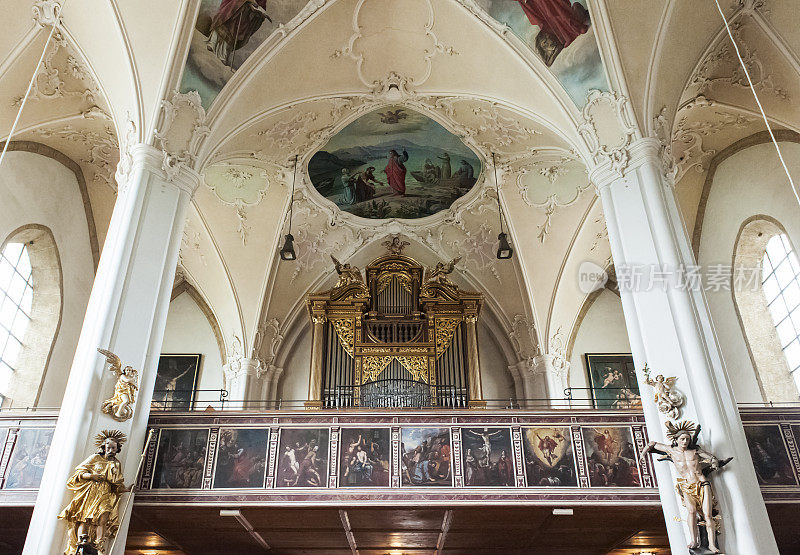 奥地利基茨比厄尔教堂内的风琴