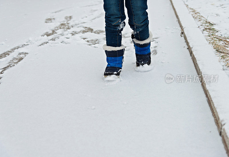 靴子在雪地上