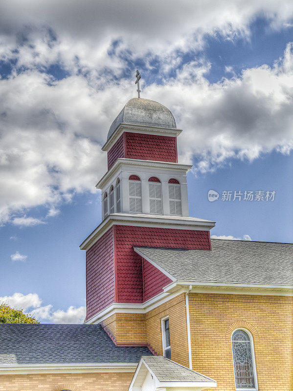 红色尖塔，美丽的云景，宾夕法尼亚希腊东正教教堂(HDR)