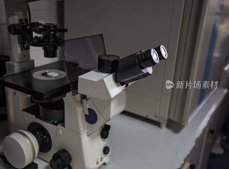 实验室内的显微镜