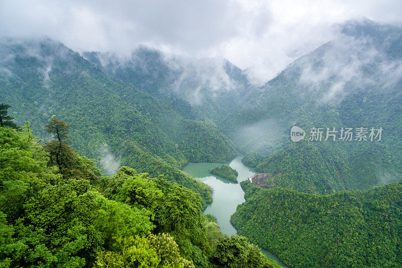 中国森林茂密，多雨多雾的雨季。