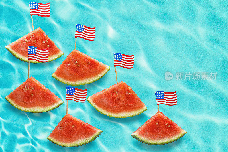 泳池中的爱国西瓜片和美国国旗