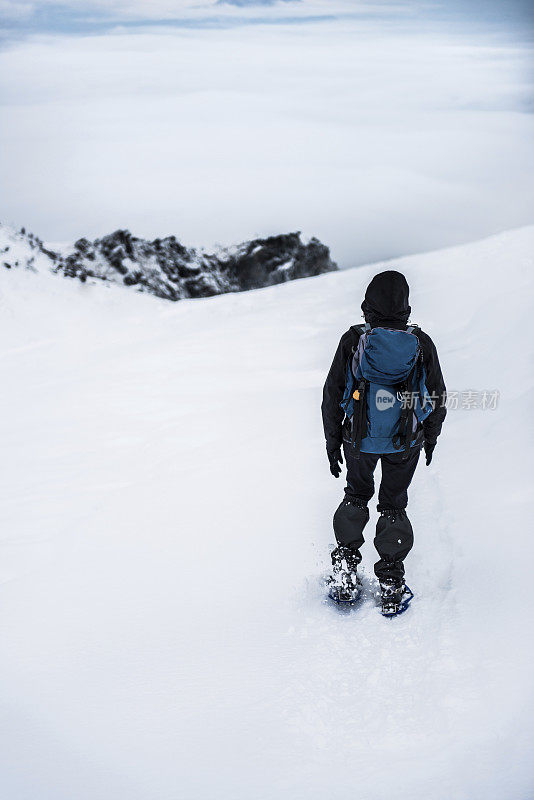 在山顶穿雪鞋的女人