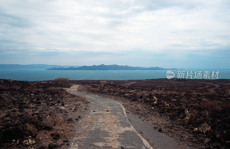 通往图尔卡纳湖的道路