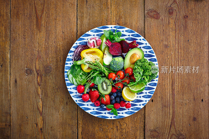 健康的生水果和蔬菜装在盘子里