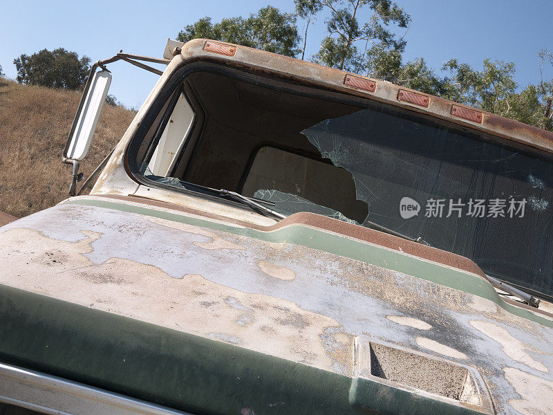 被遗弃的卡车挡风玻璃破损