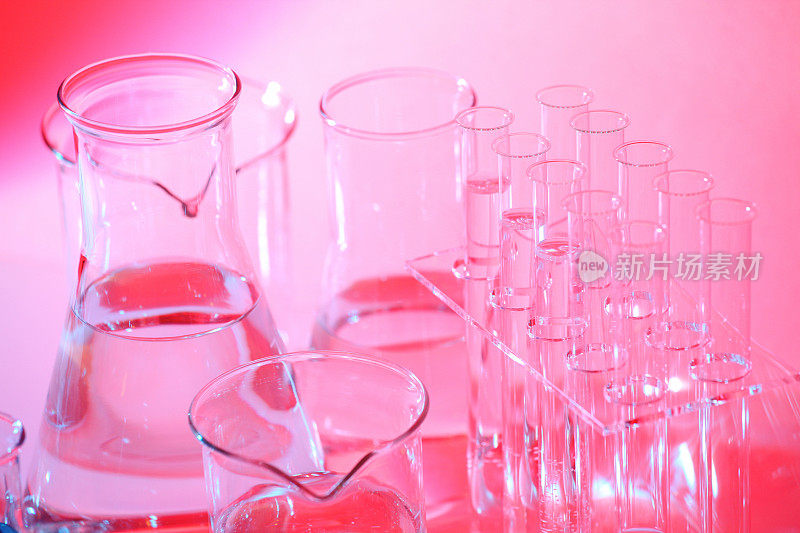 科学实验室红色，粉红色背景，玻璃烧瓶，烧杯，试管