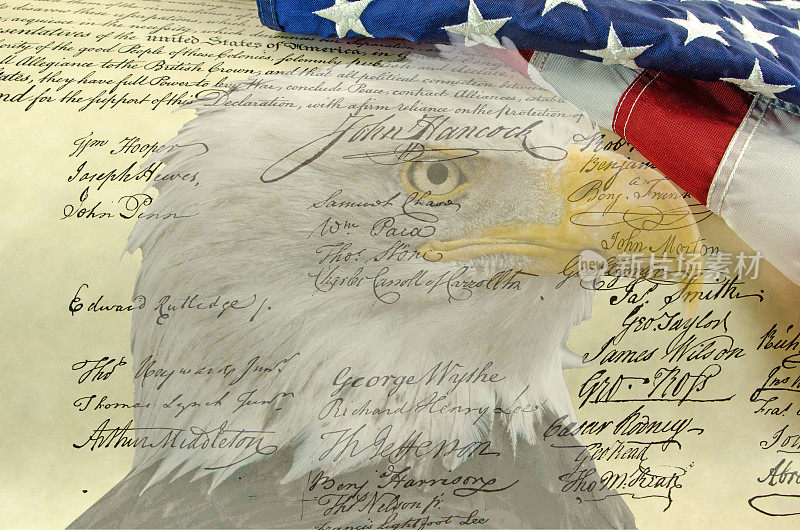 《独立宣言》和印有鹰形图案的旗帜
